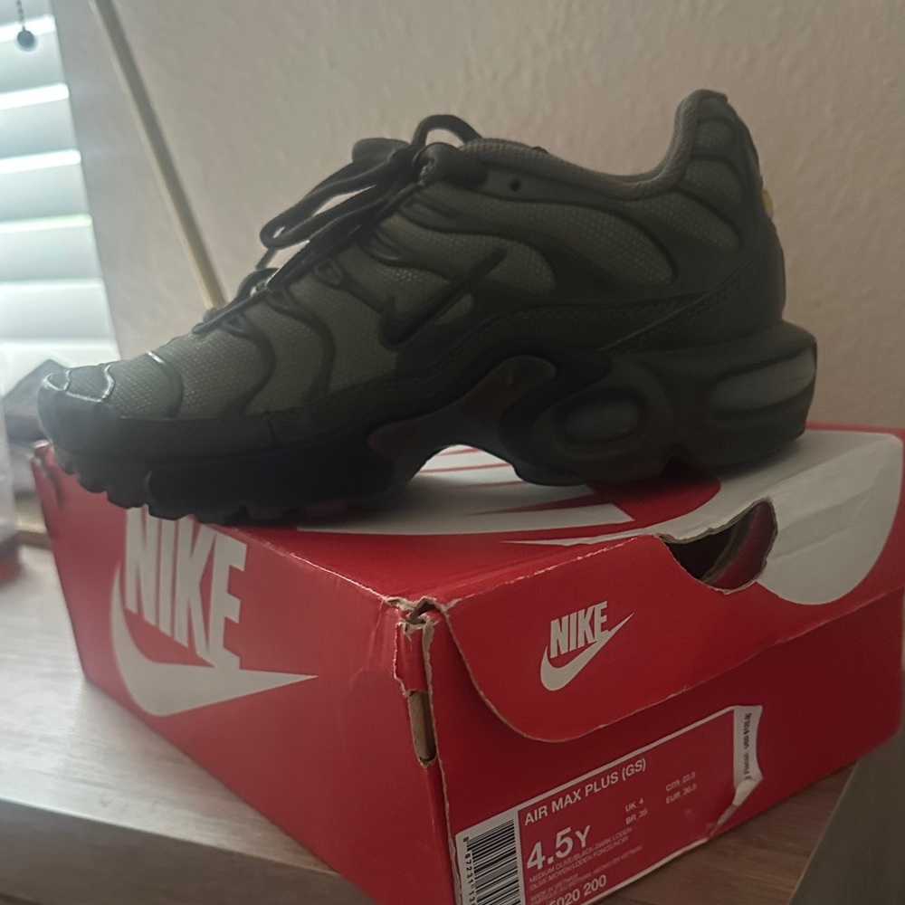 Nike Air Max Plus GS in Olive and Black